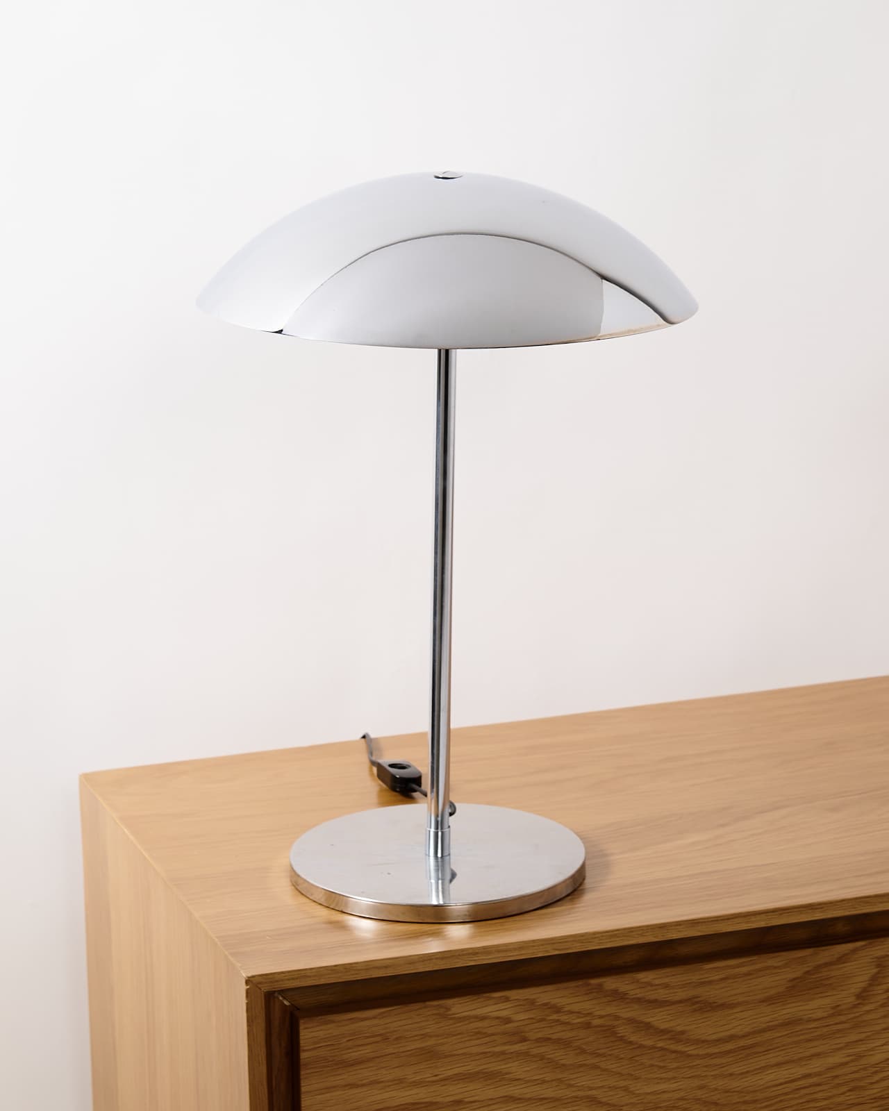 Lampe de table design Finn avec LED intégrée - chrome - LumenXL